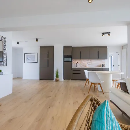 Lecomte - The Seaview Penthouse Cloud 9 Apartment *