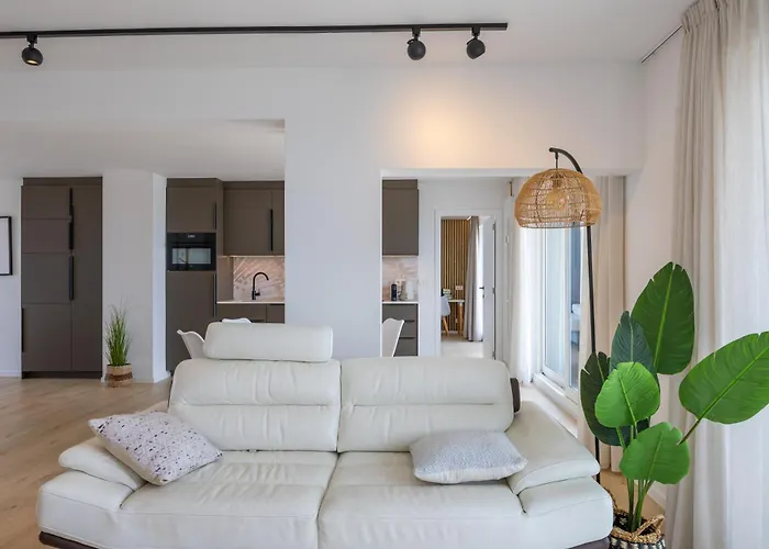 Lecomte - The Seaview Penthouse Cloud 9 *