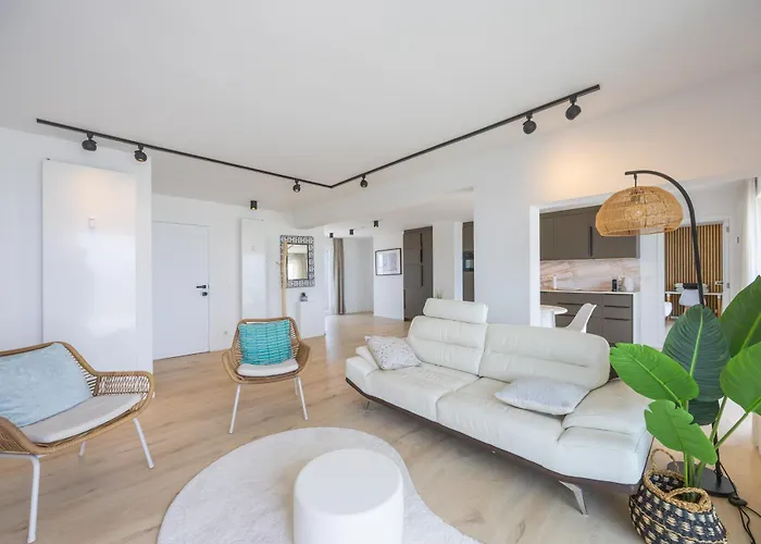 Апартаменти Lecomte - The Seaview Penthouse Cloud 9 *