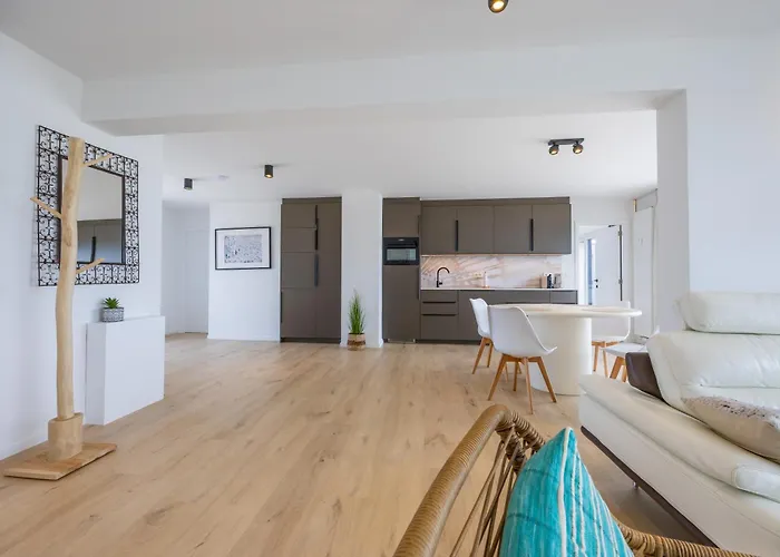 Lecomte - The Seaview Penthouse Cloud 9 Апартаменти *